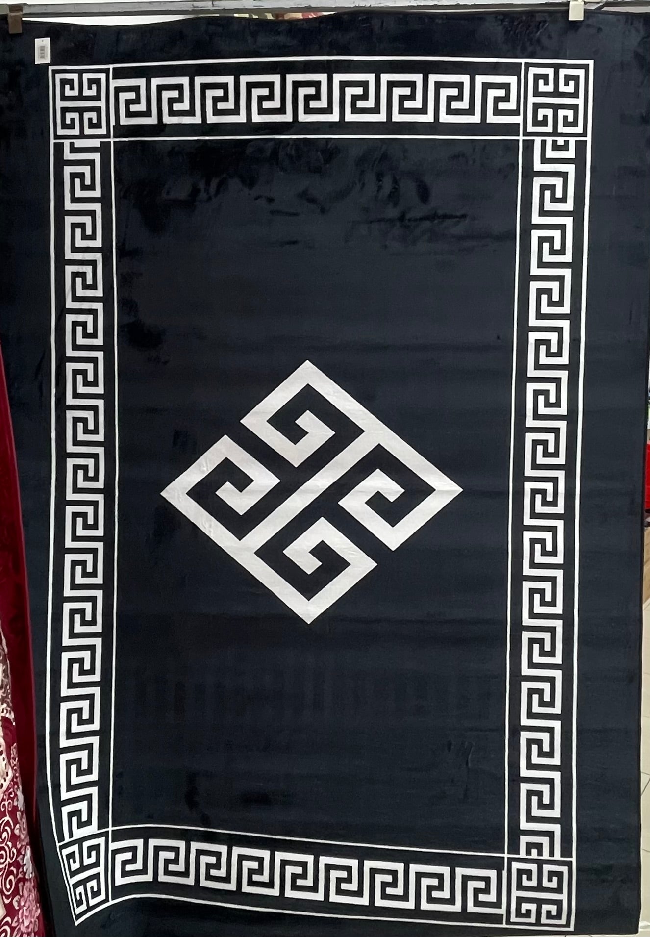 1.6x2.3m floor rug (2)
