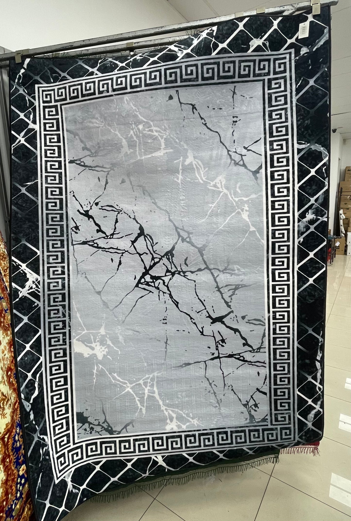 1.6x2.3m floor rug (4)