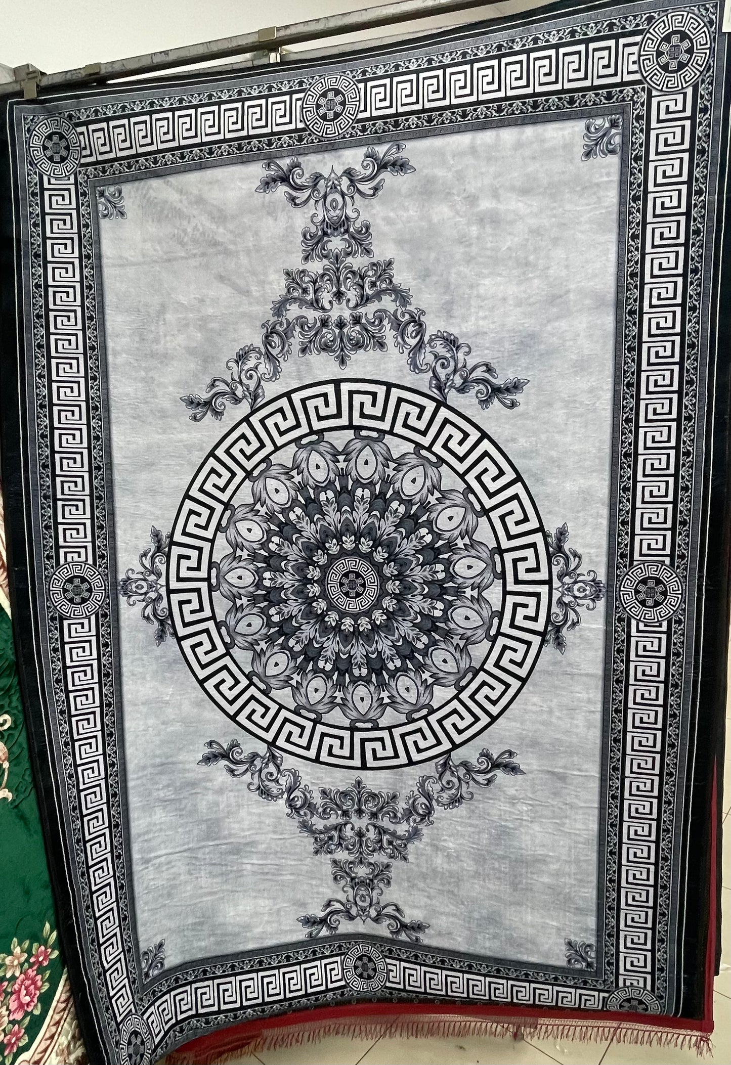 1.6x2.3m floor rug (3)